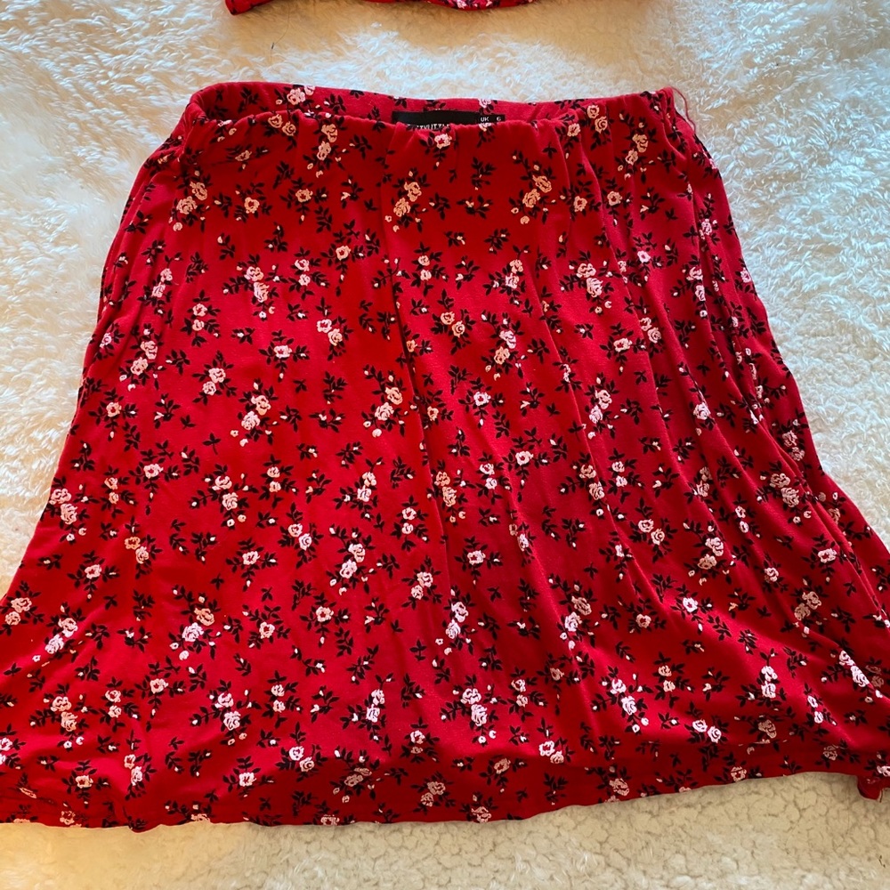 Red Floral Set! - Picture 4 of 5